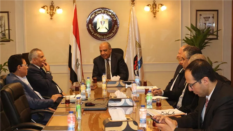وزير قطاع الأعمال يبحث تطوير مصنع السيراميك وإضافة خطوط إنتاج للبورسلين