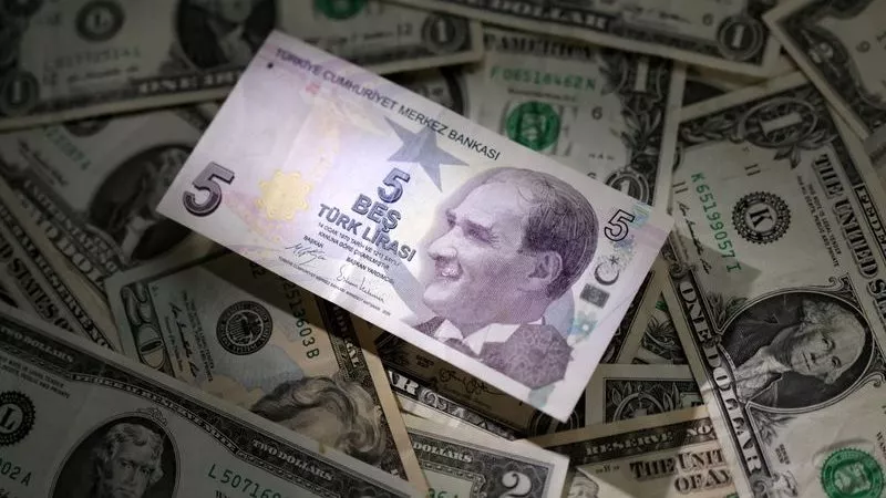 الليرة التركية تهبط إلى مستوى قياسي جديد.. والخليج يدعم اسطنبول عبر ارامكو 