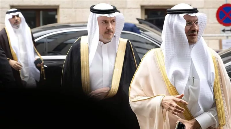 السعودية تخفض إنتاج النفط 1.5 مليون برميل