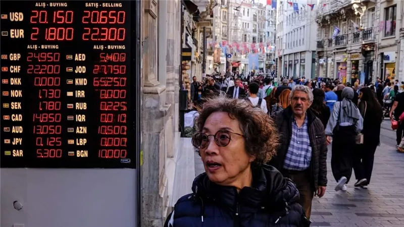 بعد إعلان أردوغان فوزه في الانتخابات..الليرة التركية تنخفض إلى 20 مقابل الدولار 