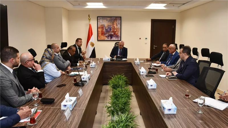 وزير الإسكان يبحث مع أعضاء غرفة التطوير العقاري سبل مساندة القطاع والتحديات والحلول المقترحة