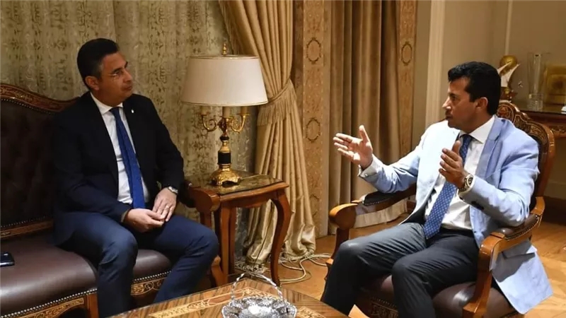 وزير الرياضة يبحث مع رئيس البريد انشاء مكاتب للبريد داخل مراكز الشباب