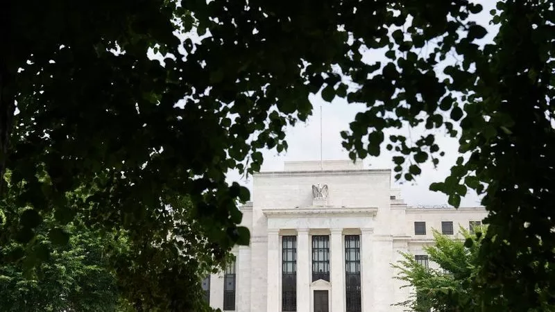 السيناريو المتوقع.. هل يفاجئ الفيدرالي الأمريكي ويرفع الفائدة في اجتماع اليوم ؟