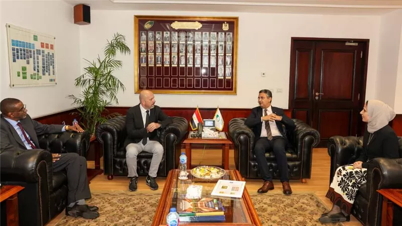 رئيس البريد المصري يبحث مع نائب المدير العام لاتحاد البريد العالمي مضاعفة التعاون المشترك