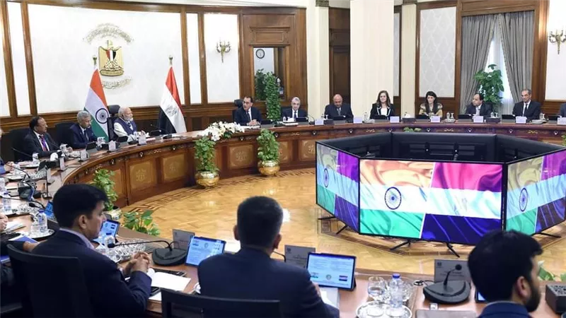 رئيسا وزراء مصر والهند يترأسان اجتماع مائدة مستديرة لمناقشة ملفات التعاون ذات الاهتمام المشترك