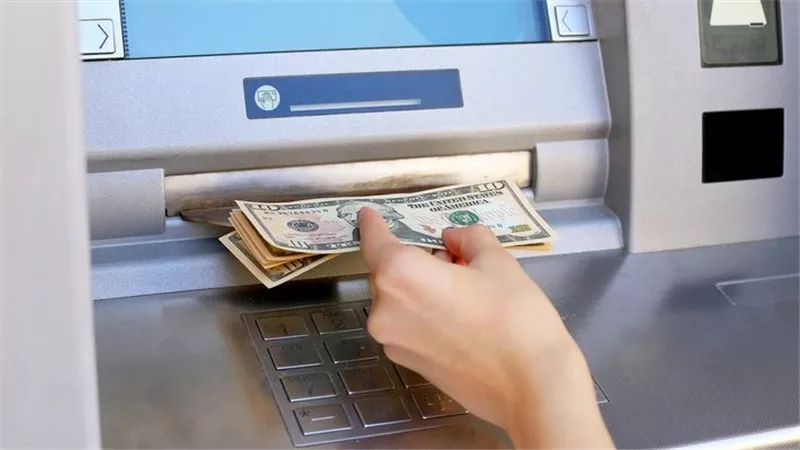 طريقة تغيير العملة من ماكينات ATM.. مش لازم تقف على شباك البنك
