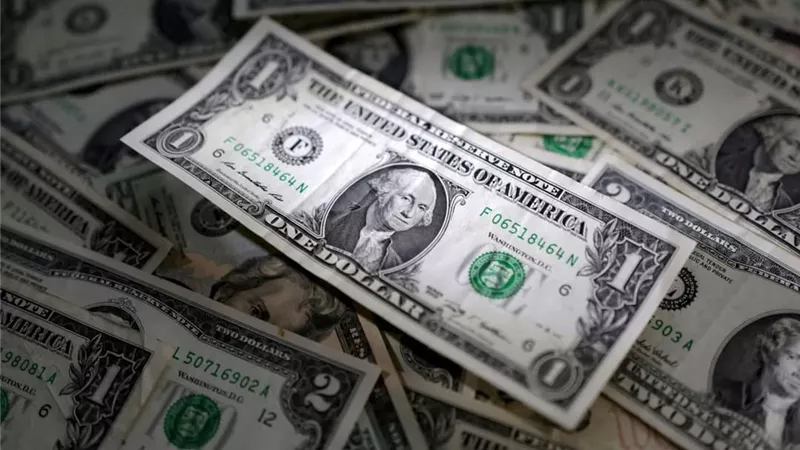 سعر الدولار أمام الجنيه المصري في تعاملات اليوم السبت 8-7-2023