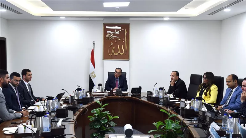 رئيس الوزراء يلتقي مسئولي شركة 