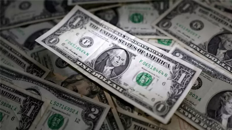خنق السوق السوداء للدولار.. ضربة البنك المركزي لعصابات العُملة