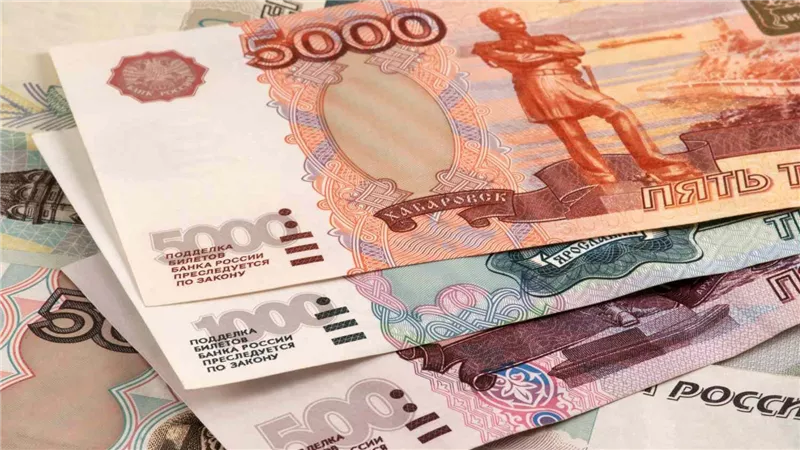 الروبل الروسي يتراجع لـ100 مقابل الدولار ويسجل أدنى مستوى في 17 شهرًا