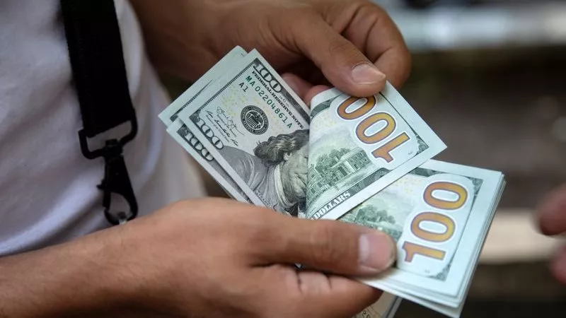 الدولار يتراجع من أعلى مستوى في شهرين