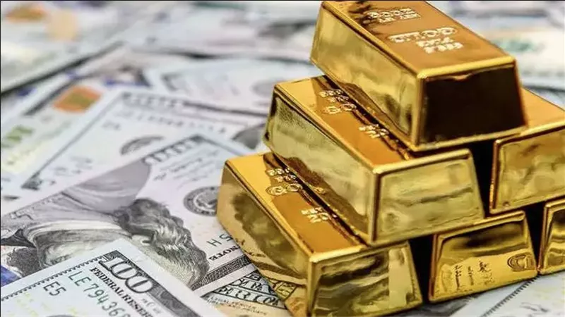 انخفاض أسعار الذهب عن أعلى مستوياتها القياسية قبل قرار الفائدة على الدولار
