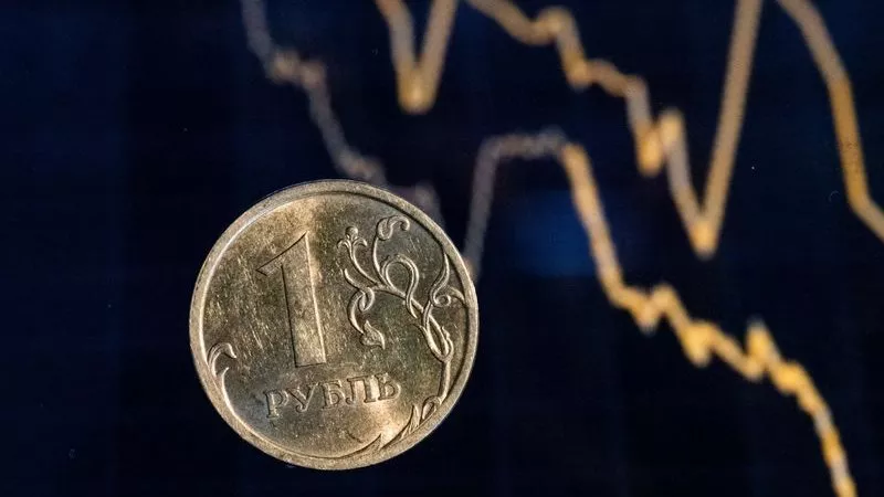 الروبل الروسي يتراجع مقابل الدولار مع اقتراب قرار سعر الفائدة