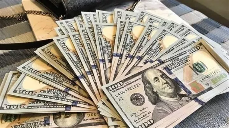 الدولار الأمريكي يقترب من من أعلى سعر خلال 6 أشهر