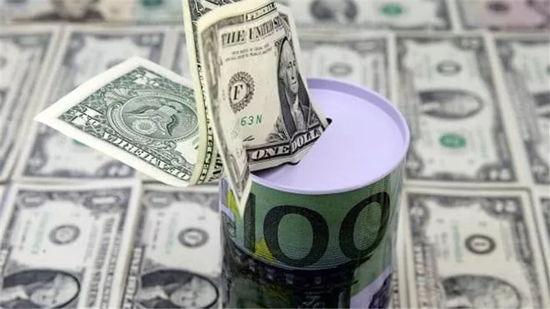 الدولار يحافظ على استقراره قبيل قرار أسعار الفائدة الأمريكية
