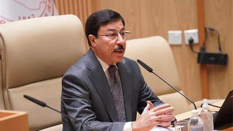 محافظ البنك المركزي العراقي يعلن قصر التجارة الداخلية على الدينار في 2024