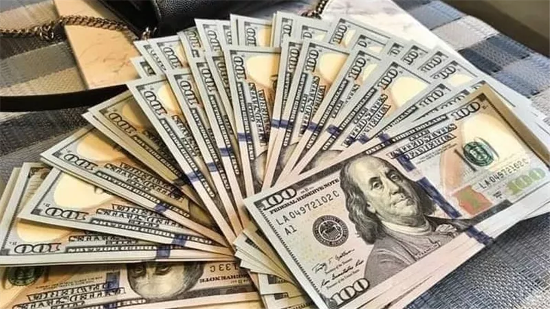 إجراء عاجل من بنك HSBC بشأن حدود السحب بالدولار من الـATM للعملاء خارج مصر