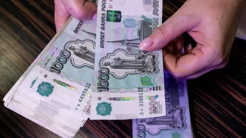 الروبل الروسي يقفز إلى أعلى مستوى في أكثر من أسبوعين مقابل الدولار الأمريكي