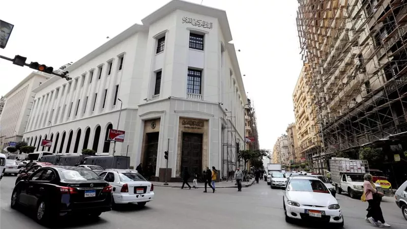 البنك المركزي: رصدنا مؤخرًا مضاربات بالبطاقات الائتمانية وإجراء سحوبات نقدية من الخارج دون السفر فعليًا