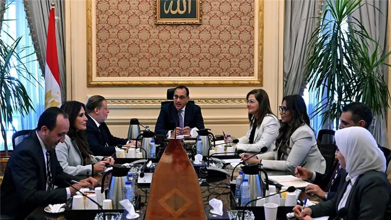 مدبولي يستعرض مع محافظ البنك المركزي الشركات المرتقب طرحها خلال الأشهر المقبلة
