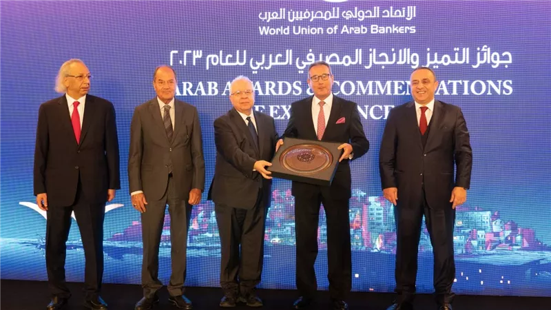 تكريم رئيس اتحاد البنوك المصرية  في مؤتمر التميز للاتحاد الدولي للمصرفيين العرب