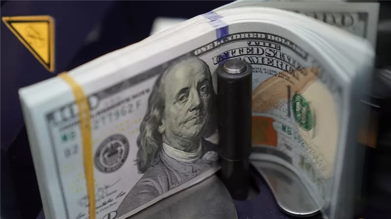 الدولار يتراجع لكن يتجه لتحقيق مكاسب أسبوعية