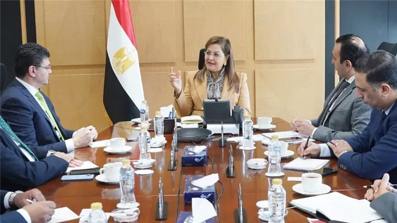 وزيرة التخطيط تلتقي بالفريق التنفيذي لبنك ستاندرد تشارترد لدعم سبل التعاون