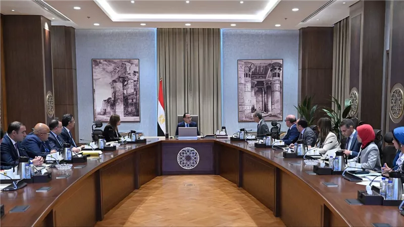 رئيس الوزراء يتابع موقف إجراءات فض التشابكات المالية بين بنك الاستثمار القومي وهيئة البريد