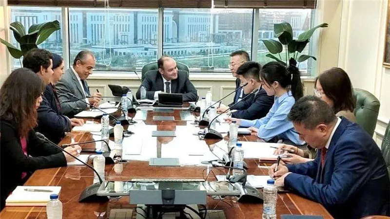 وزير الصناعة يبحث تعزيز التعاون مع رئيس بنك الاستيراد والتصدير الصيني