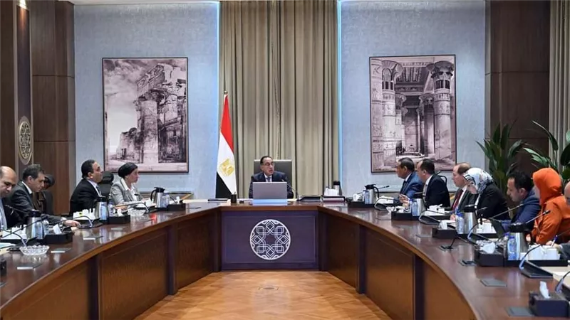 مدبولي يوجه بسرعة الانتهاء من خطة تحويل الأتوبيسات التي تعمل بالسولار للعمل بالغاز الطبيعي