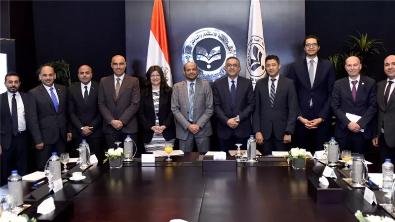 هيئة الاستثمار والبورصة تبحثان تهيئة بيئة أفضل للاستثمار ودفع عجلة التنمية الاقتصادية