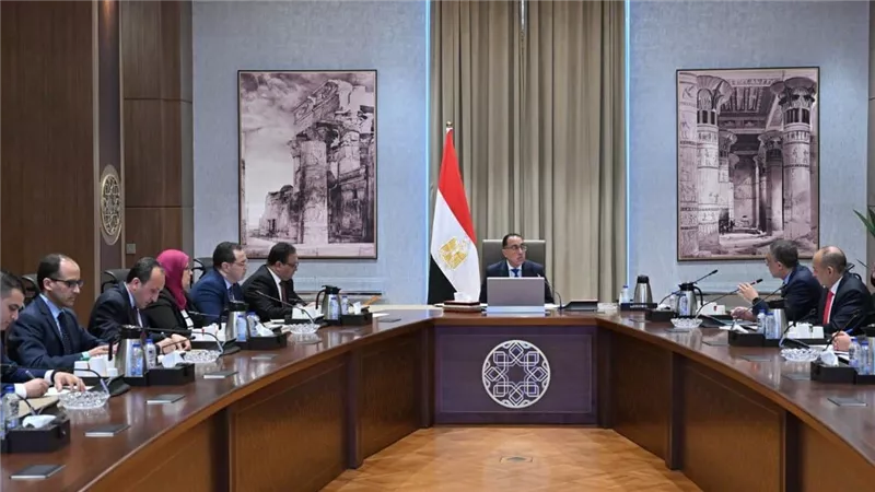 رئيس الوزراء يتابع ملفات تخصيص الأراضي للمستثمرين والاستفادة من الرمال البيضاء