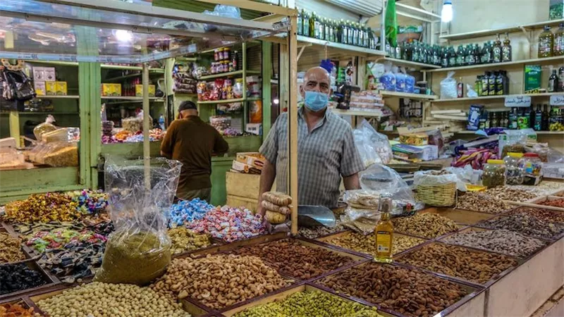العراق يعزز مخزونه من السلع والمحاصيل ويخفض رسوم المواد الغذائية إلى 