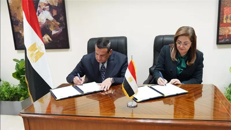 وزيرا التخطيط والتنمية المحلية يوقعان القرار المشترك الخاص ببرامج التنمية المحلية المطورة