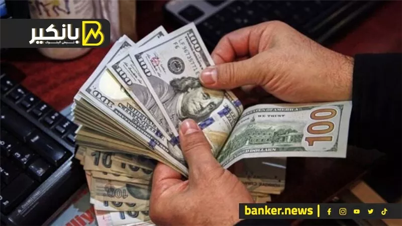 الدولار يقترب من أعلى مستوى في شهر مع تراجع رهانات خفض أسعار الفائدة