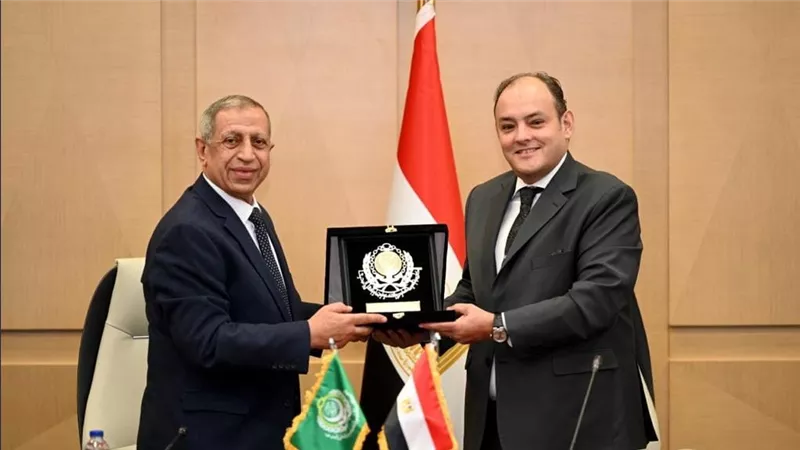 تعاون بين الصناعة والأكاديمية العربية للعلوم بشأن التبادل العلمي والتدريبي