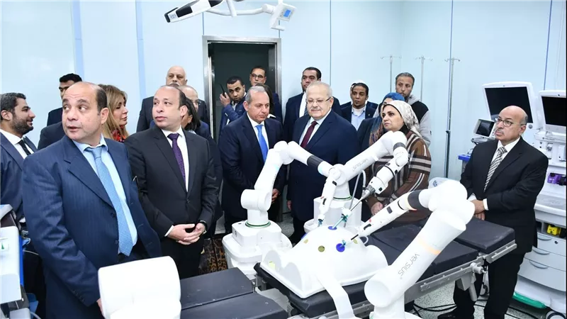 البنك المركزي يدعم روبوت لإجراء الجراحات المتقدمة بالمجان بقصر العيني