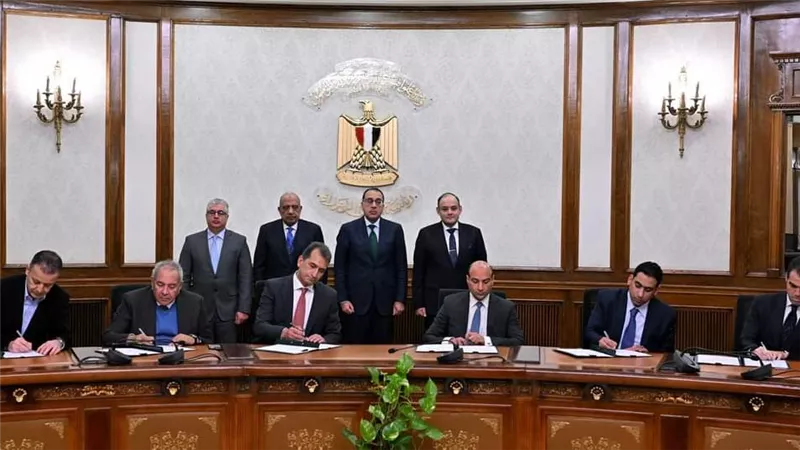 باستثمارات 195 مليون دولار و1.2 مليار جنيه.. توقيع 5 اتفاقيات بين “اقتصادية القناة” وعدد من الشركات