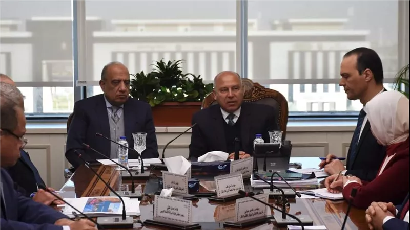 وزيرا النقل وقطاع الأعمال يبحثان التعاون المشترك لتوطين صناعة الاتوبيسات في مصر