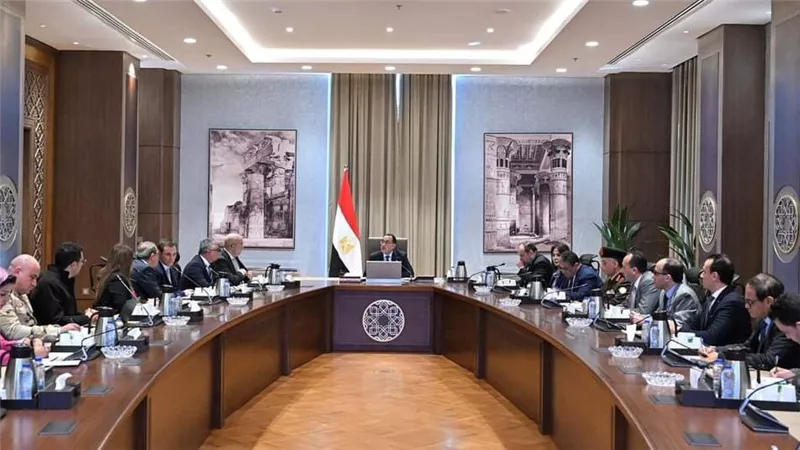 رئيس الوزراء يستعرض مع مسئولي 