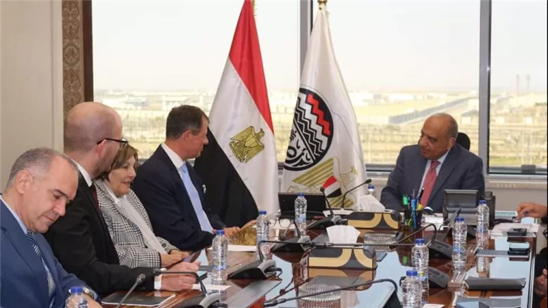 وزير قطاع الأعمال العام يبحث موقف التوريد والتشغيل للماكينات الحديثة بمصانع الغزل والنسيج الجديدة