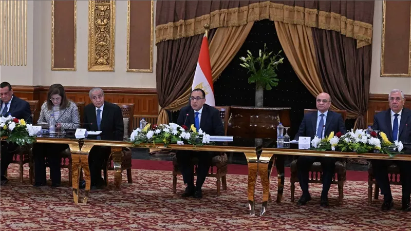 رئيس الوزراء: ضخ كميات كبيرة من السلع بالأسواق والتوسع في معارض 