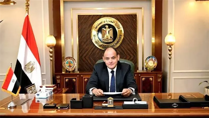 وزير الصناعة يؤكد ضرورة تعزيز الأمن الغذائي وزيادة الإنتاج المحلي من السلع الاستراتيجية