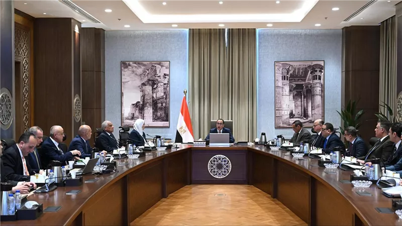 رئيس الوزراء يتابع توفير الخدمات المختلفة بالإسكان 
