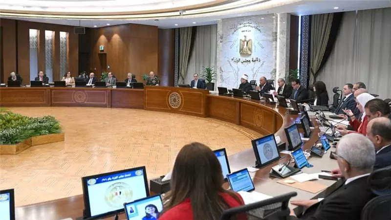 رئيس الوزراء: البنوك ومكاتب الصرافة بدأت في استقبال العديد من المواطنين لتحويل الدولار
