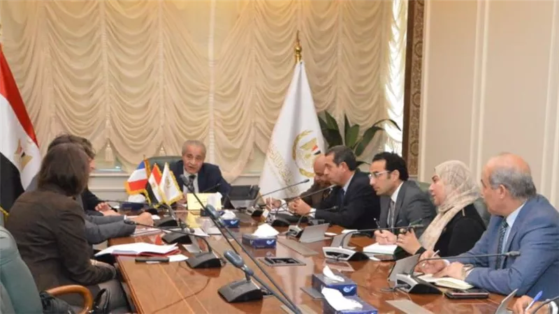 وزير التموين يبحث مع وفد فرنسي مشروع مراكز الغذاء