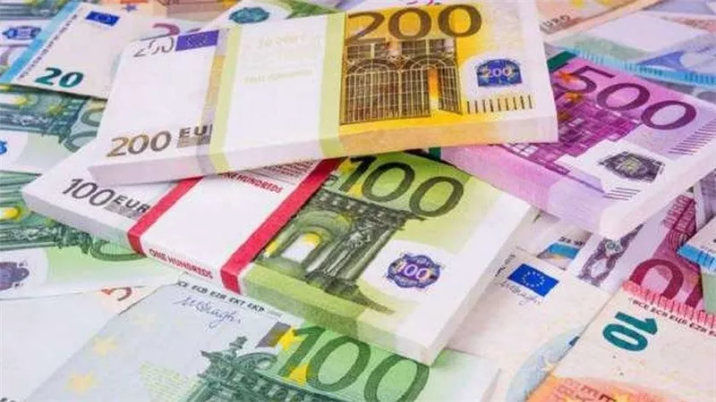 سعر اليورو أمام الجنيه المصري في تعاملات اليوم الجمعة 29-3-2024