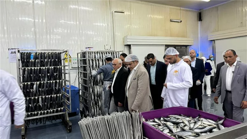 وزير التجارة ومحافظ بورسعيد يتفقدان مصنع لإنتاج الأسماك المدخنة