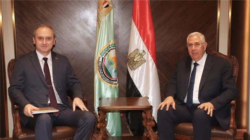 وزير الزراعة يبحث مع سفير بيلاروسيا  بالقاهرة ملفات التعاون المشترك بين البلدين 