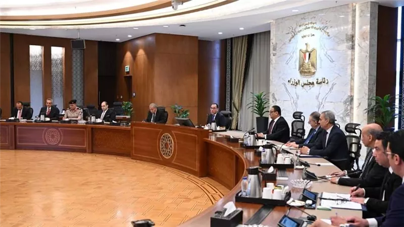 رئيس الوزراء يتابع مخرجات لجنة ضبط الأسواق.. ويؤكد: الجهاز المصرفي يُوفر الاحتياجات المُطلوبة للإفراج عن السلع